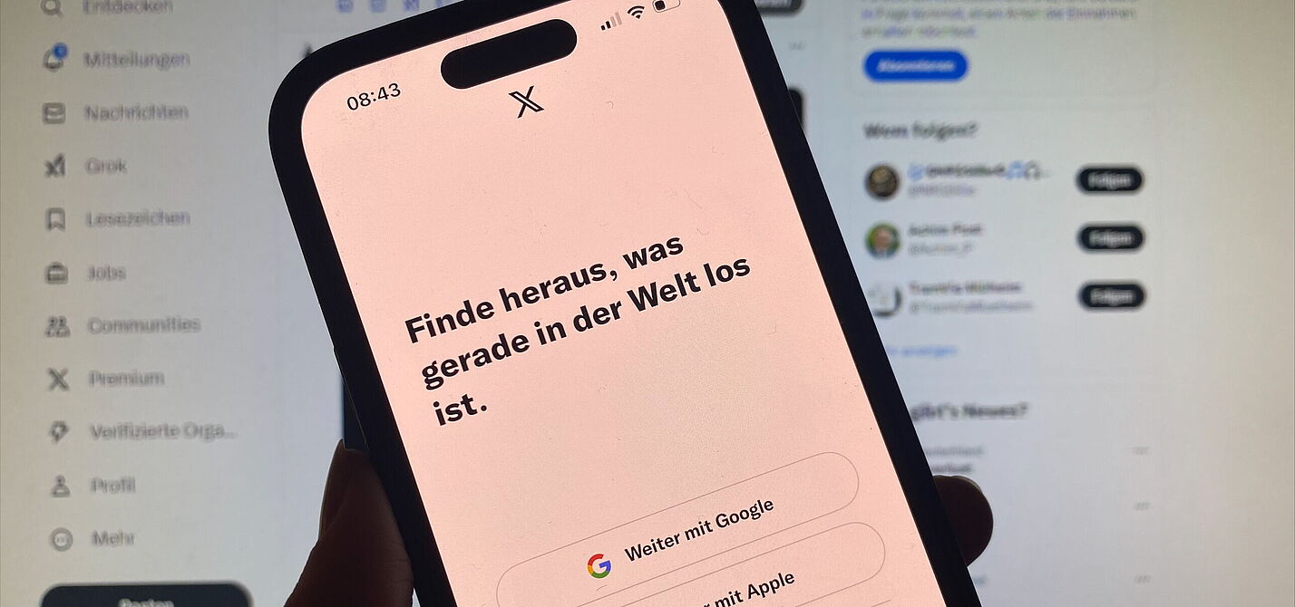 ADFC NRW verlässt X Ein Smartphone mit der geöffneten App "X" vor einem Computer-Bildschirm