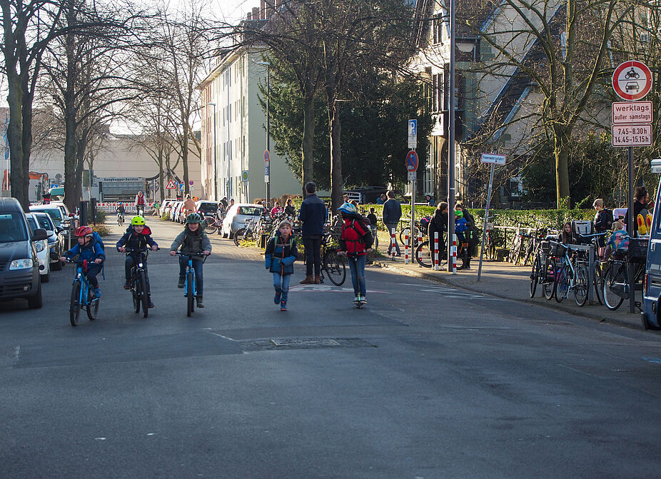 Schulstrasse in Köln mit einer Gruppe Kinder Schulstrasse in Köln mit einer Gruppe Kinder