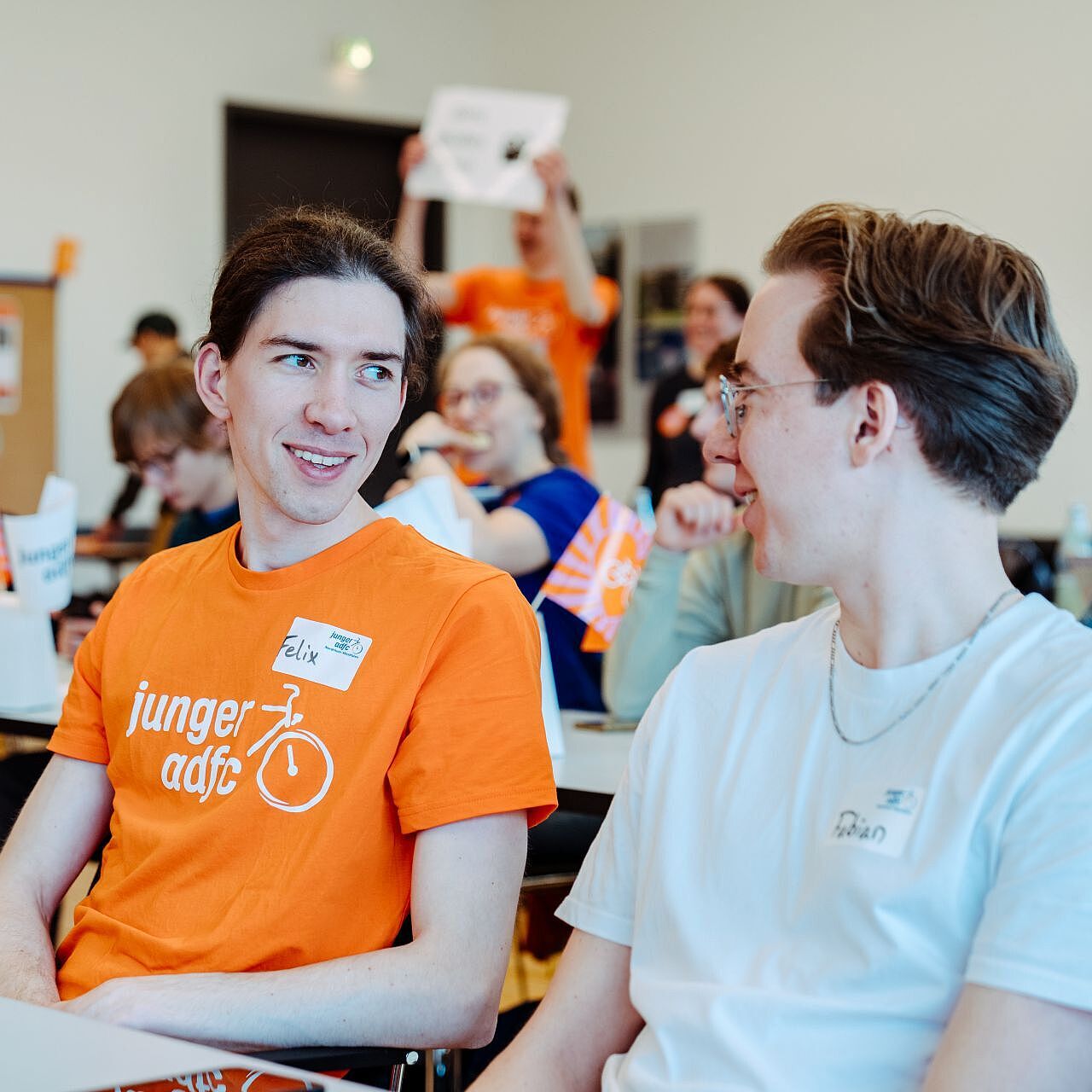 Zwei Teilnehmende im Gespräch bei der Landesjugendversammlung 2026