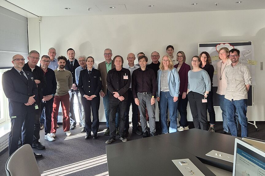 2026_03_05_AK-Radverkehrssicherheit_ADFC_NRW__1_quer Mitglieder des AK Radverkehrssicherheit am 5. März 2026 im MUNV. Gruppenfoto mit etwa 20 Personen.