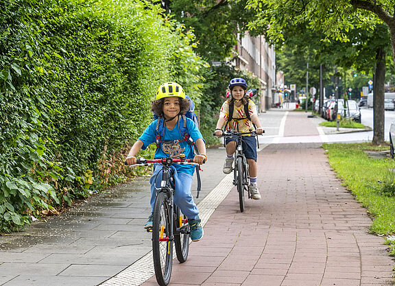 Kinder auf dem Weg zur Schule mit dem Fahhrad