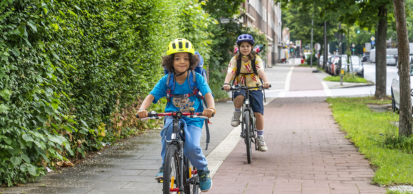 Kinder auf dem Weg zur Schule mit dem Fahhrad
