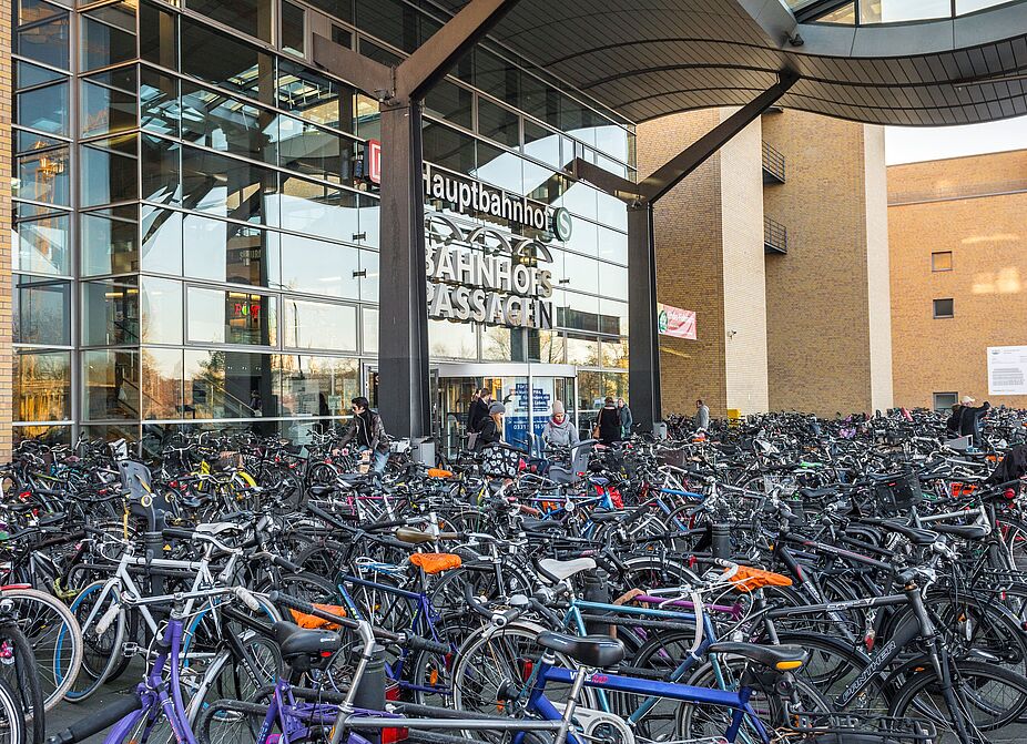 Themenfoto Fahrradparken Fahrradparkplätze an Bahnhöfen