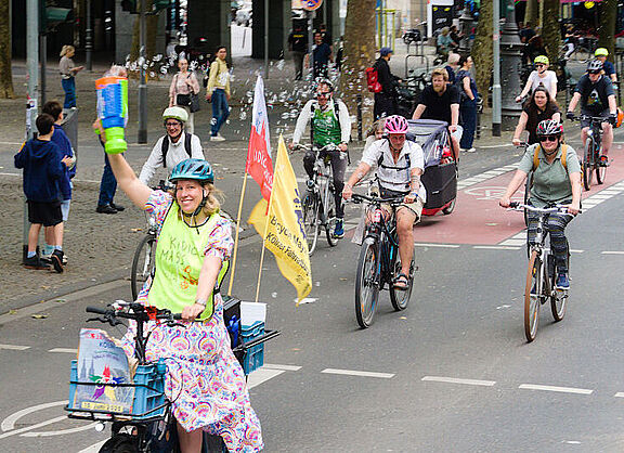 Mehrere Radfahrende bei der Sternfahrt Köln.